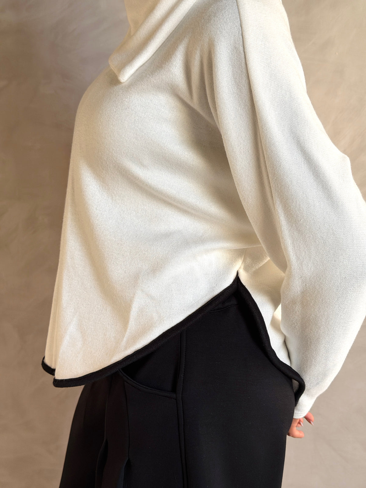 Asymmetric knit Top - White